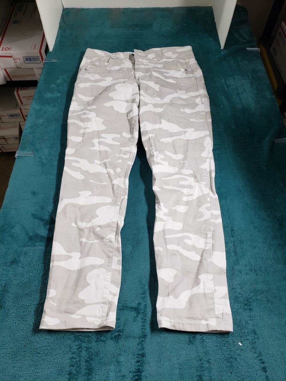 Democracy Jeans Size 6 Women White Camouflaged Stretch Elastic Waist Ankle
